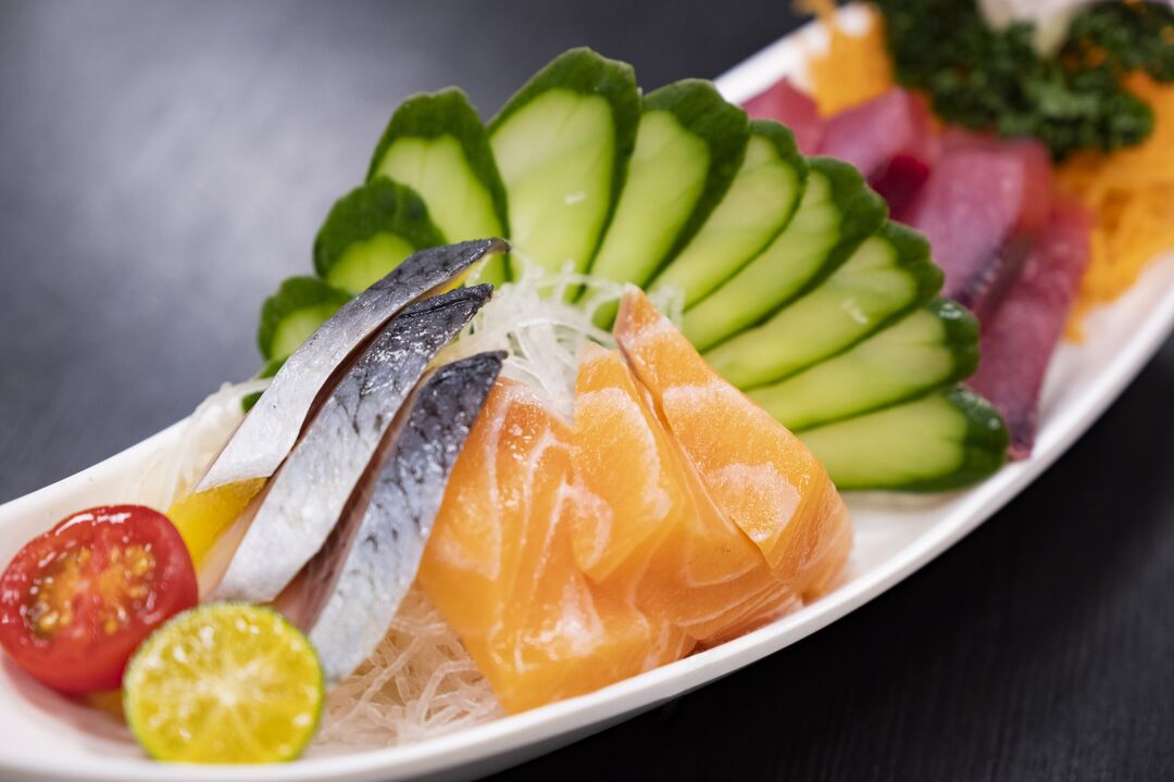 Cá và rau là những phần lành mạnh của chế độ ăn kiêng Keto ít Carb