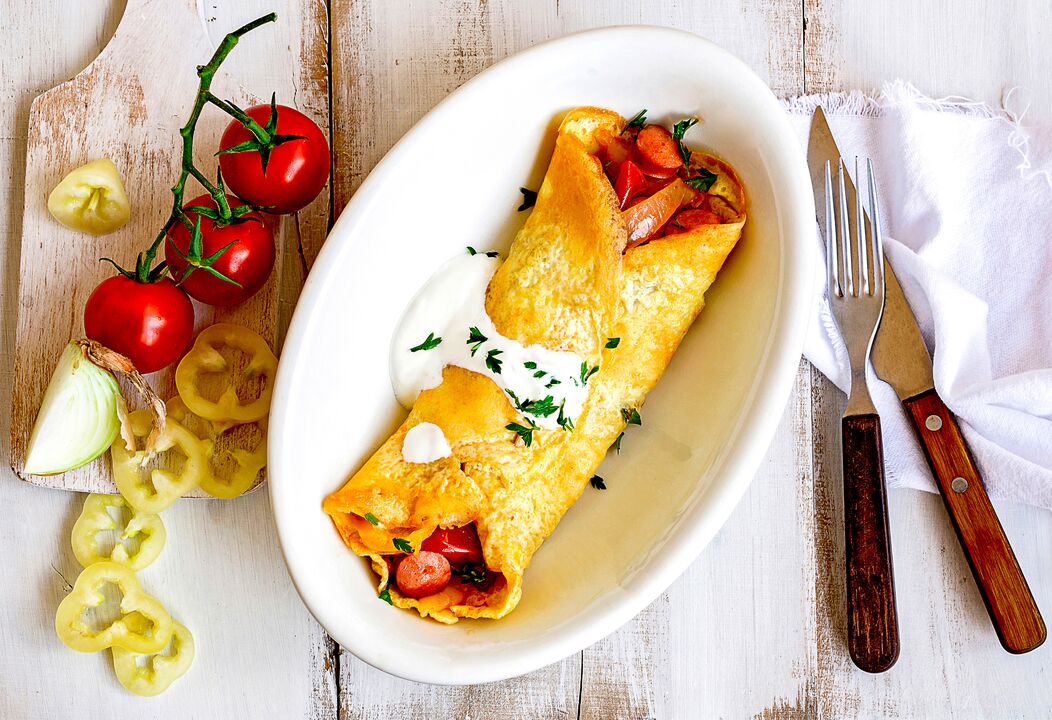 Đối với bữa sáng, những người đang giảm cân theo chế độ ăn kiêng keto có món trứng tráng với pho mát, rau và giăm bông