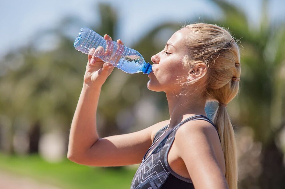 Uống đủ nước để chống béo phì